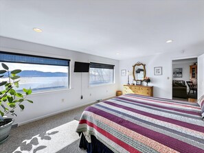 2 bedrooms, iron/ironing board, free WiFi, bed sheets - Riverside 2BR w/ Kayak & Trails Nearby (Columbia)