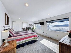 2 bedrooms, iron/ironing board, free WiFi, bed sheets - Riverside 2BR w/ Kayak & Trails Nearby (Columbia)