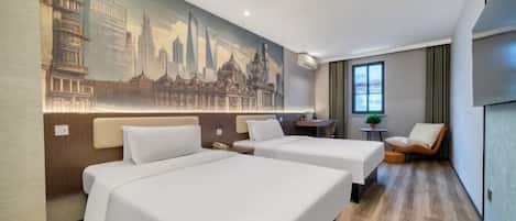 Ein Hotelzimmer mit zwei Betten, einem Schreibtisch, einem Stuhl und einem großen Stadtbild-Wandgemälde.