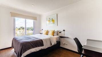 2 habitaciones, tabla de planchar con plancha, wifi y ropa de cama