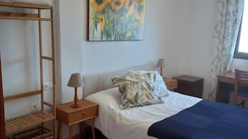 3 slaapkamers, een strijkplank/strijkijzer, beddengoed