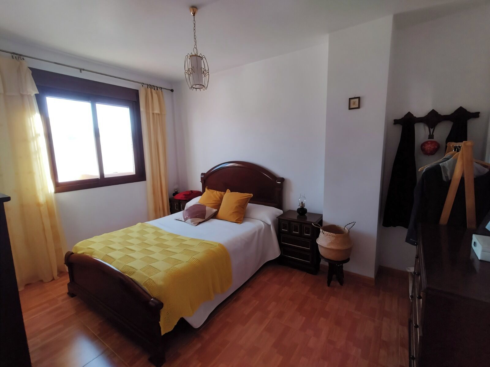 3 dormitorios, tabla de planchar con plancha, ropa de cama