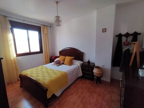 3 bedrooms, iron/ironing board, bed sheets