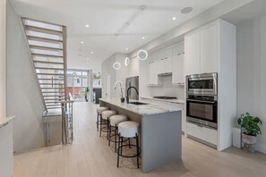 Gallery Condo | In-room dining - The Pearl Waterfront Estate (Toronto)