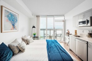 Executive Penthouse | Premium bedding, iron/ironing board, free WiFi, bed sheets - The Pearl Waterfront Estate (Toronto)