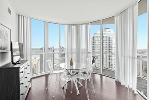 Apartamento superluxo | Área de estar | Smart TV 55 polegadas com canais digitais, Netflix