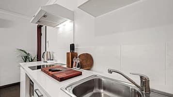 Microondas, parrilla de estufa y periquera