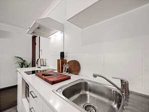 Een microgolfoven, een kookplaat, een kinderstoel