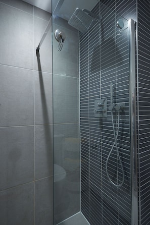 Dusche, Haartrockner, Handtücher, Seife