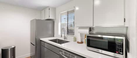 Frigorifero, microonde, forno, piano cottura