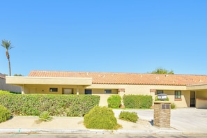 Exterior - Brand new fully remodeled house in Palm Desert w/ golf course views-Pet Friendly (Palm Desert)
