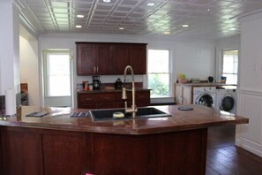 Maison, salle de bains privée, vue fleuve (Equinunk) | Cuisine partagée