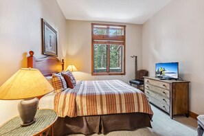 2 bedrooms, iron/ironing board, travel cot, free WiFi