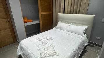 Tabla de planchar con plancha, wifi, ropa de cama