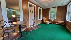 Hus - privat badeværelse - bjergudsigt (Angler & Nature's Delight) | Terrasse/gårdhave