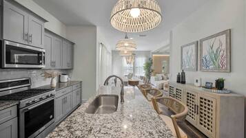 Casa de diseñador, varias camas, balcón, junto a la playa | Cocina privada