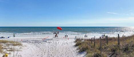 Yakında plaj, beyaz kum