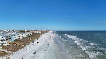 Playa en los alrededores y playa de arena blanca