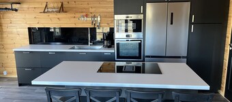 Newly built log cabin on a lakeside plot near Hultsfred | SE05086