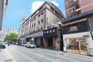 Unclassified image, 2 of 17, button - Huamin Hotel (Huashan Hospital Hotel Jiangsu Road Shanghai) (Shanghai)