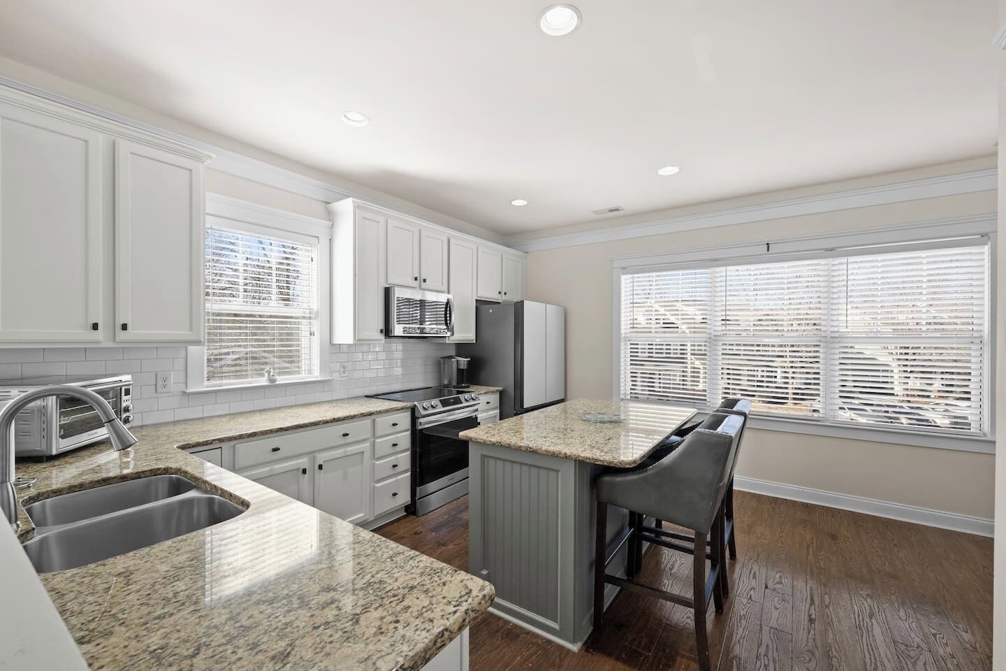 Kjøleskap, mikrobølgeovn, ovn og kokeplater