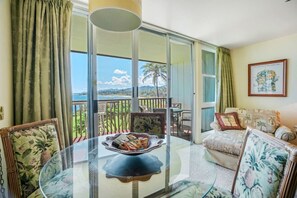 Interior - Wailua Bay View 107 Oceanfront condo (Kapaʻa)
