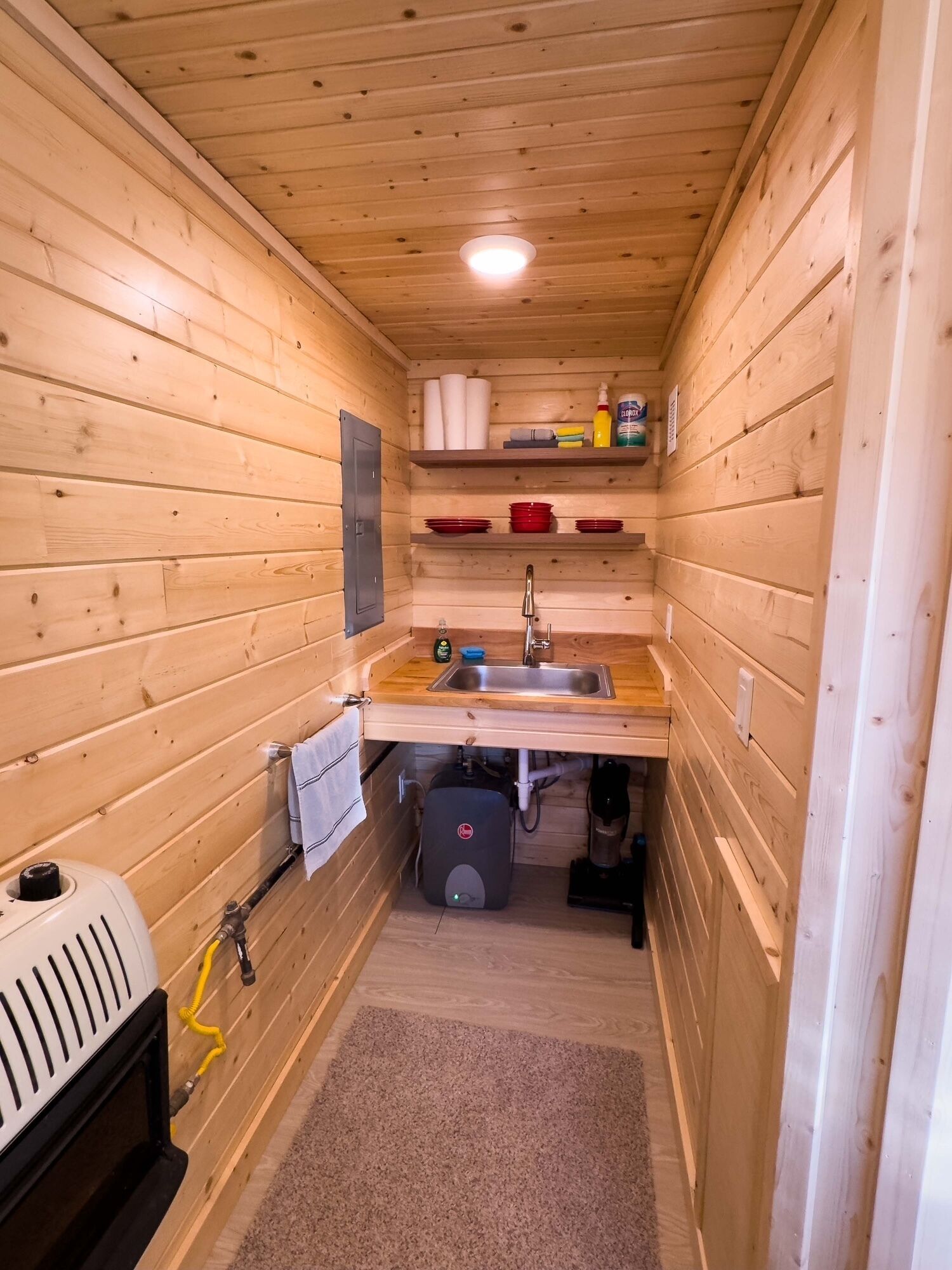 Réfrigérateur, micro-ondes, plaque de cuisson, cafetière/bouilloire