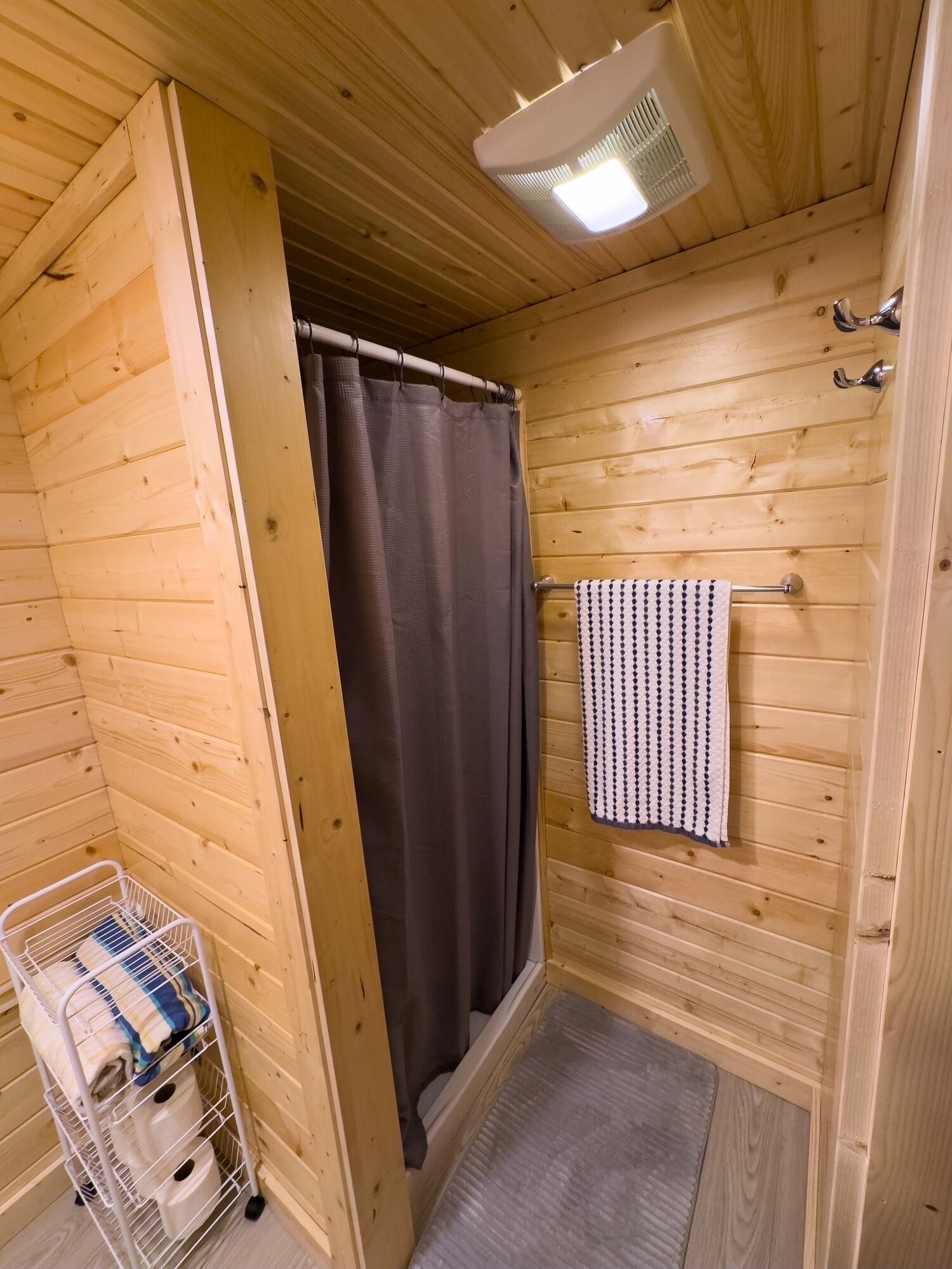 Haartrockner, Handtücher, Seife, Shampoo