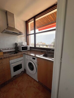 Fridge, microwave, oven, coffee/tea maker