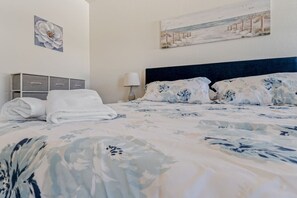 6 habitaciones, escritorio, tabla de planchar con plancha y wifi 