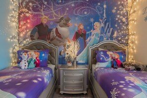 5 quartos, escrivaninha, ferros/tábuas de passar roupa, berço de viagem