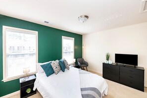 2 bedrooms, desk, iron/ironing board, travel cot - Newly Renovated-Central Jacksonville/Lejeune/Beach (Hubert)