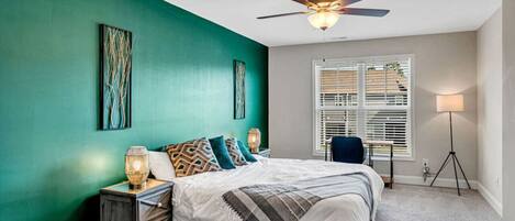 3 habitaciones, escritorio y tabla de planchar con plancha