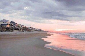 A beach with houses along the shore. - Newly Built & Enhanced: Game Room, Beach &King Bed (Sneads Ferry)