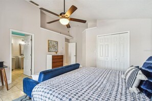 3 bedrooms, desk, WiFi, bed sheets