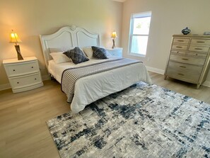 3 bedrooms, desk, iron/ironing board, free WiFi - New Gorgeous Golf Front Paradise w/ Stunning Sunset Views, The Villages Eastport (The Villages)