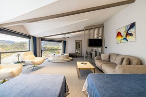 Svit - havsutsikt | Värdeförvaringsskåp på rummet, skrivbord och arbetsyta för laptop