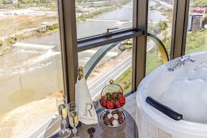 Deluxe Room, Sea View | Champagne service