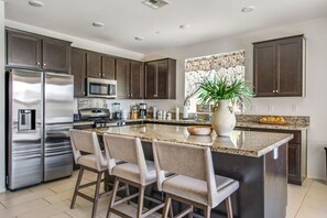 Refrigerador, microondas, horno, placa de cocina