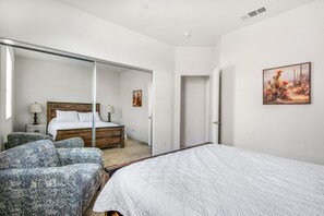 4 bedrooms, desk, free WiFi, bed sheets