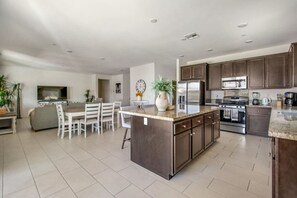 ثلاجة، ميكروويف، فرن، موقد طهي مسطح