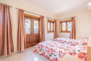 2 habitaciones, tabla de planchar con plancha, internet y ropa de cama