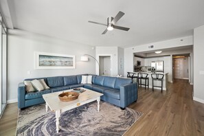 Smart-tv, bordsfotboll och ett bordtennisbord