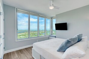 2 bedrooms, free WiFi, bed sheets, wheelchair access - Dog-Friendly Retreat at Palisade Palms (Galveston)