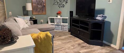 Een smart-tv en een open haard