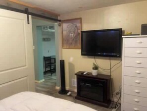 1 bedroom, WiFi - Cozy 1BR Private Unit w/ Patio & Parking (Brookline)