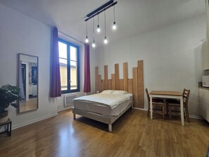 Een strijkplank/strijkijzer, reisbedje, internet, beddengoed