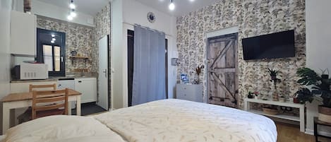 Iron/ironing board, travel crib, internet, bed sheets