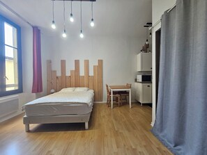 Een strijkplank/strijkijzer, reisbedje, internet, beddengoed