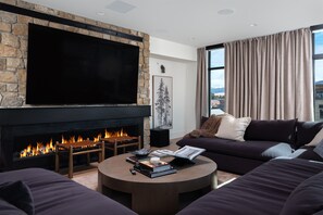 Smart TV, fireplace - Ski Shuttle Stop! The Grand~Penthouse ⁓Ski Targhee (Driggs)